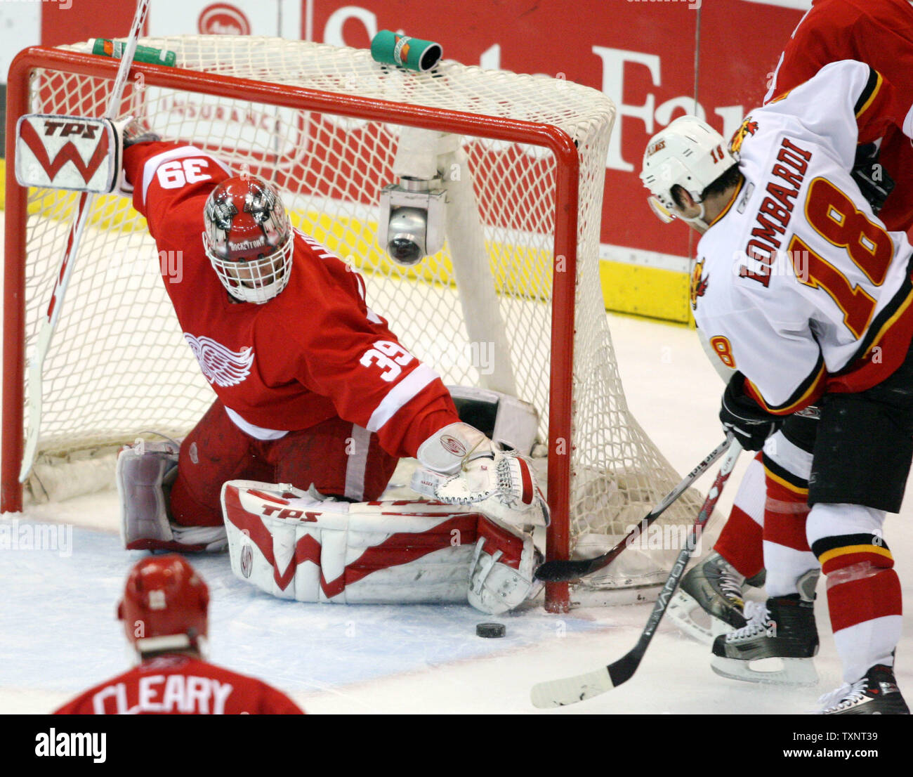 Detroit Red Wings goalie Dominik Hasek (39) della Russia salva il puck da un rimbalzo da fiamme di Calgary center Matteo Lombardi (18) nel secondo periodo durante il gioco due della Western Conference quarti di finale alla Joe Louis Arena di Detroit il 15 aprile 2007. (UPI foto/Scott R. Galvin) Foto Stock