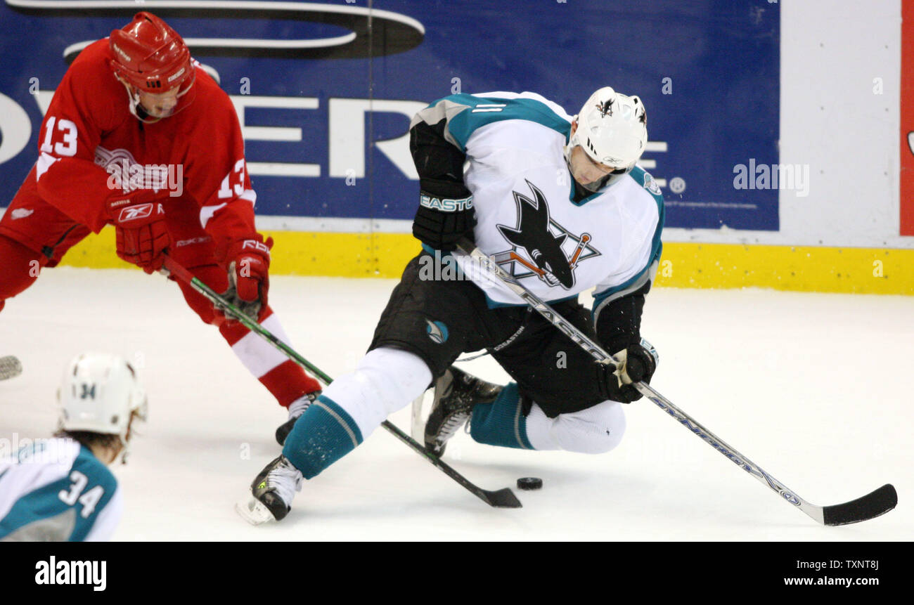 San Jose Sharks center Marcel Goc (11) della Repubblica federale di Germania viene attivato dalle ali rosse di Detroit center Pavel Datsyuk (13) della Russia mentre andando per il puck nel secondo periodo durante il gioco due della Western Conference semifinali a Joe Louis Arena di Detroit il 28 aprile 2007. (UPI foto/Scott R. Galvin) Foto Stock