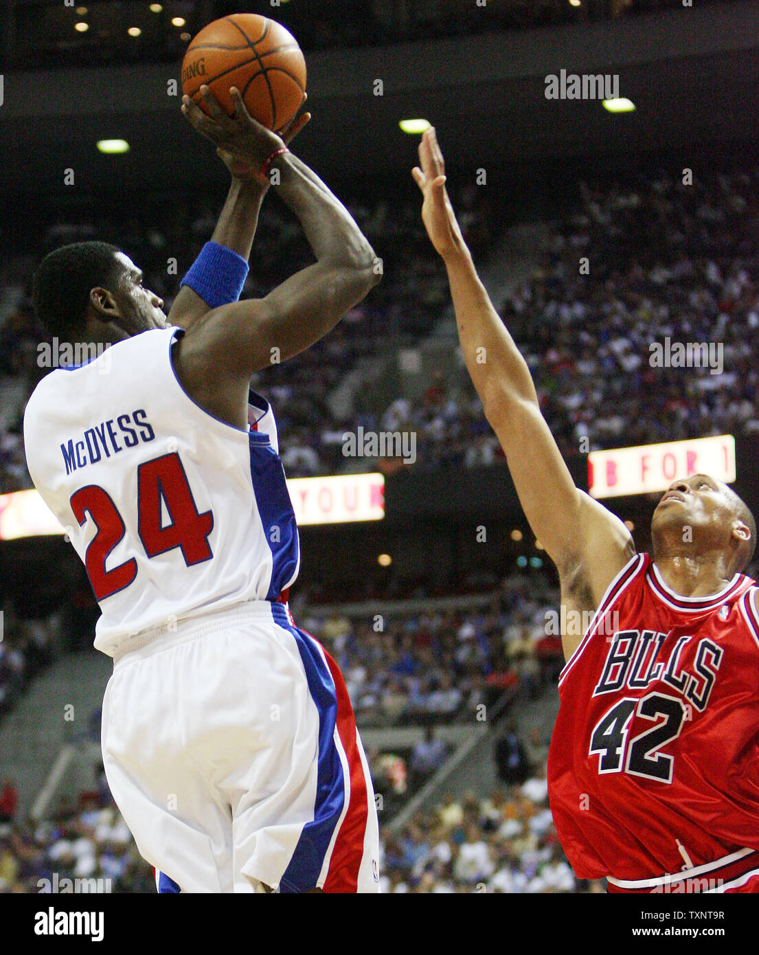 Pistoni di Detroit avanti Antonio McDyess (24) fa un colpo su Chicago Bulls avanti P.J. Marrone (42) nel terzo trimestre durante il gioco due della Eastern Conference semifinali al Palace di Auburn Hills in Auburn Hills, Michigan il 7 maggio 2007. I pistoni sconfitto i tori 108-87 per portare la serie 2-0. (UPI foto/Scott R. Galvin) Foto Stock