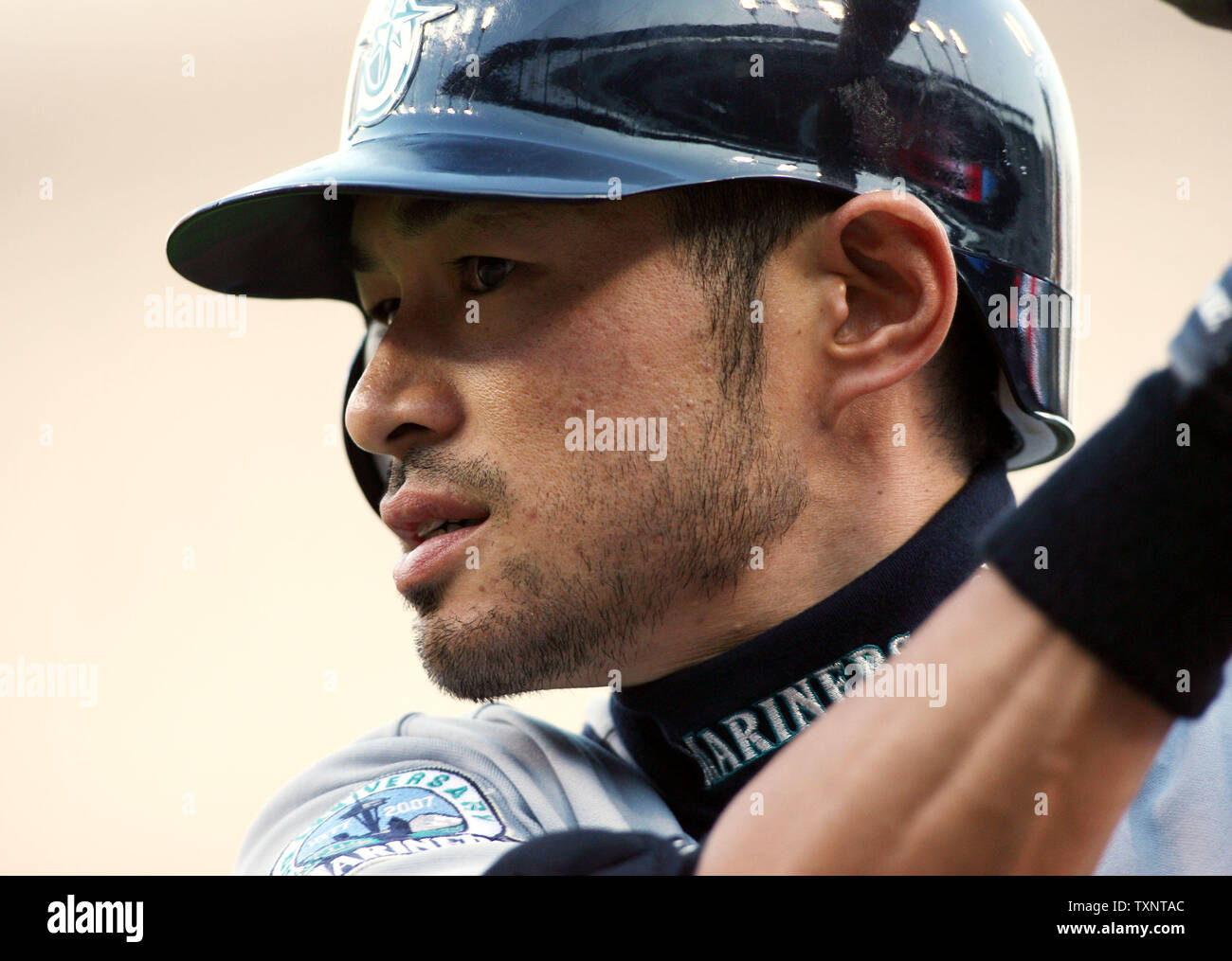 Seattle Mariners' Ichiro Suzuki prende warmup oscilla nel secondo inning contro la Detroit Tigers al Comerica Park di Detroit su Maggio 8, 2007. Le tigri hanno sconfitto i marinai 9-7. (UPI foto/Scott R. Galvin) Foto Stock