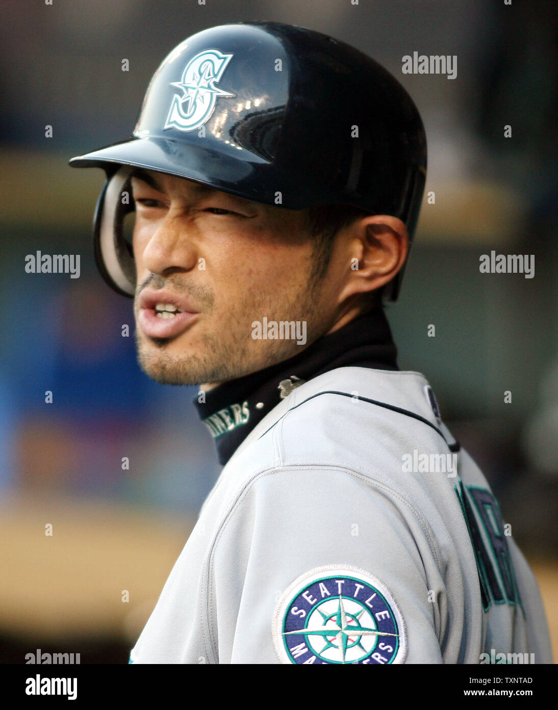 Seattle Mariners' Ichiro Suzuki rende volti durante la conversazione con un compagno di squadra in piroga il secondo inning contro la Detroit Tigers al Comerica Park di Detroit su Maggio 8, 2007. Le tigri hanno sconfitto i marinai 9-7. (UPI foto/Scott R. Galvin) Foto Stock