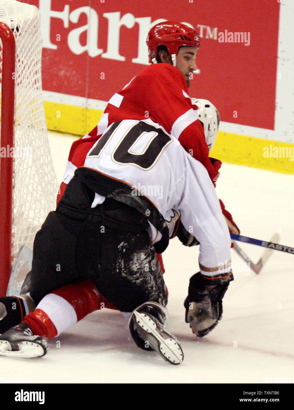 Ali rosse di Detroit defenceman Kyle Quincey detiene Anaheim Ducks ailier diritto Corey Perry (10) in una headlock nel secondo periodo di gioco uno dei Western Conference finals alla Joe Louis Arena di Detroit il 11 maggio 2007. (UPI foto/Scott R. Galvin) Foto Stock