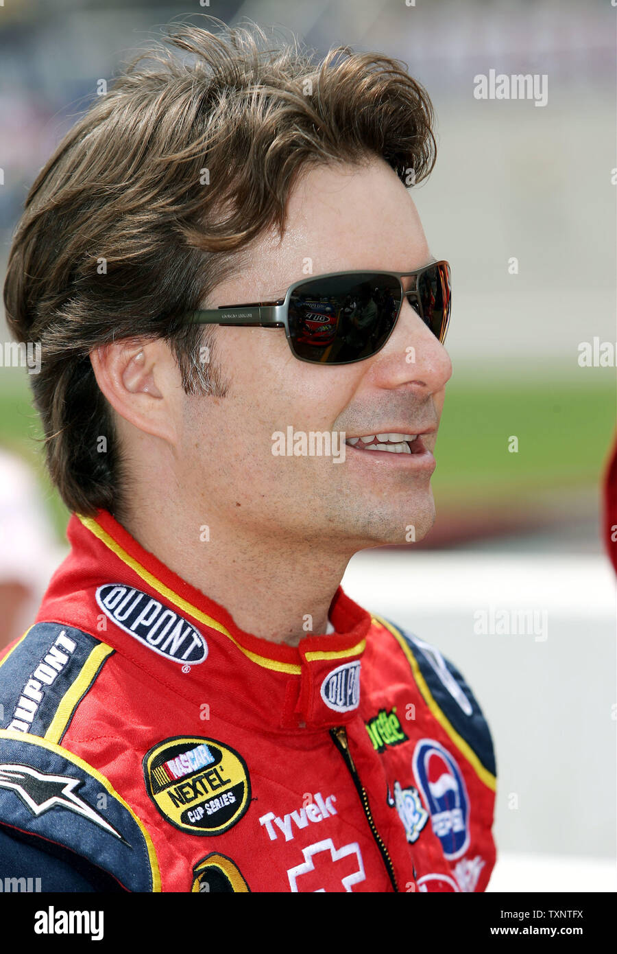 Driver di Nascar Jeff Gordon colloqui con il suo equipaggio buca prima di cominciare la Citizens Bank 400 presso il Michigan International Speedway di Brooklyn, Michigan, il 17 giugno 2007. (UPI foto/Scott R. Galvin) Foto Stock