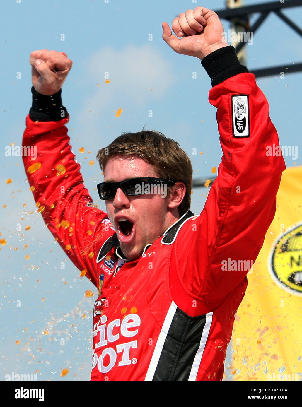 Nascar driver Carl Edwards festeggia conquistando la Citizens Bank 400 presso il Michigan International Speedway di Brooklyn, Michigan, il 17 giugno 2007. (UPI foto/Scott R. Galvin) Foto Stock