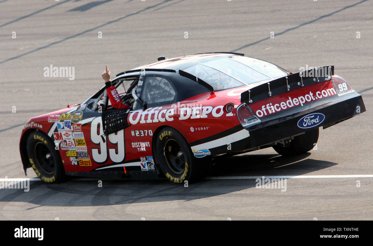 Nascar driver Carl Edwards festeggia dopo aver vinto la Citizens Bank 400 presso il Michigan International Speedway di Brooklyn, Michigan, il 17 giugno 2007. (UPI foto/Scott R. Galvin) Foto Stock