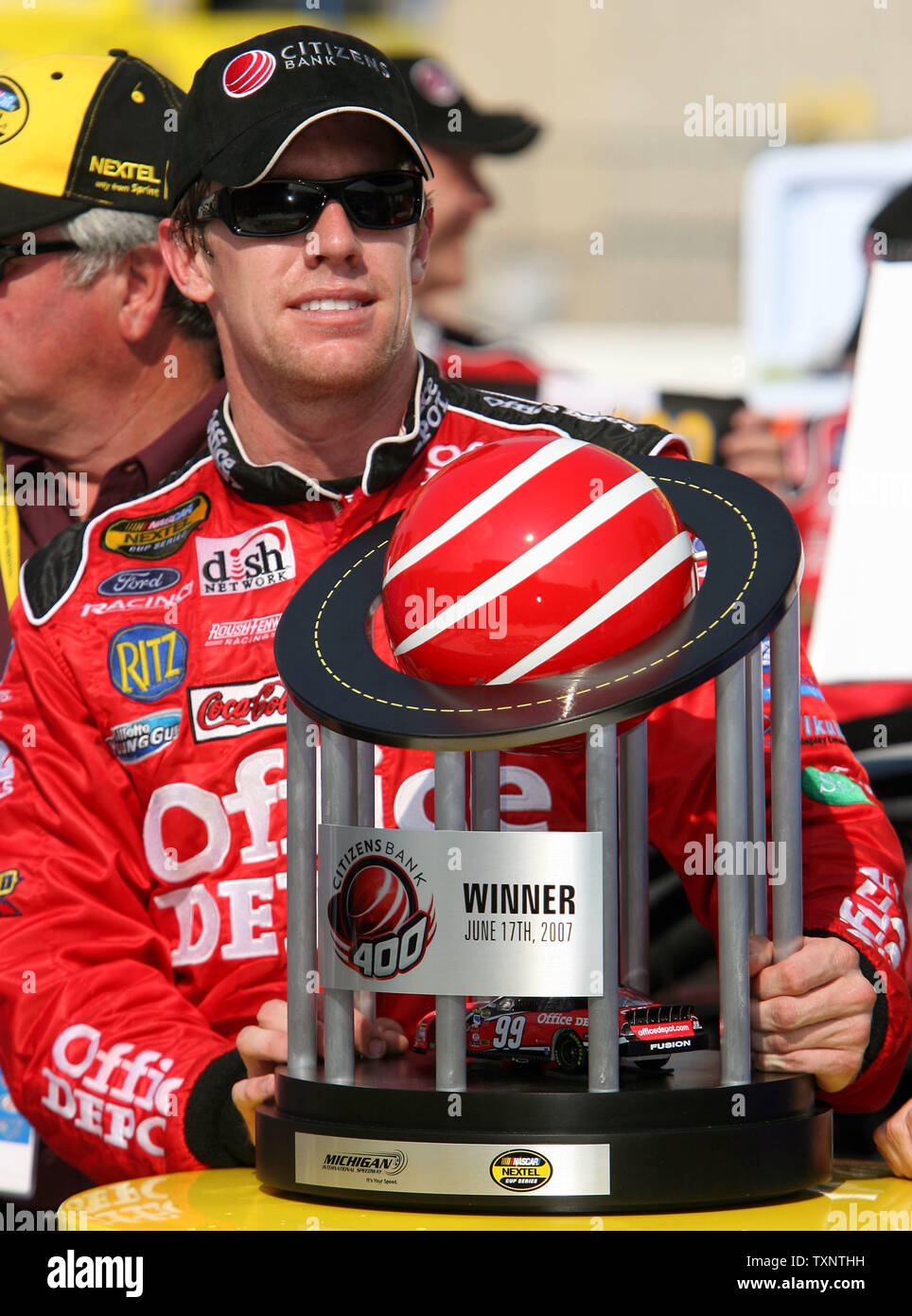Nascar driver Carl Edwards mantiene il suo trofeo dopo aver vinto la Citizens Bank 400 presso il Michigan International Speedway di Brooklyn, Michigan, il 17 giugno 2007. (UPI foto/Scott R. Galvin) Foto Stock