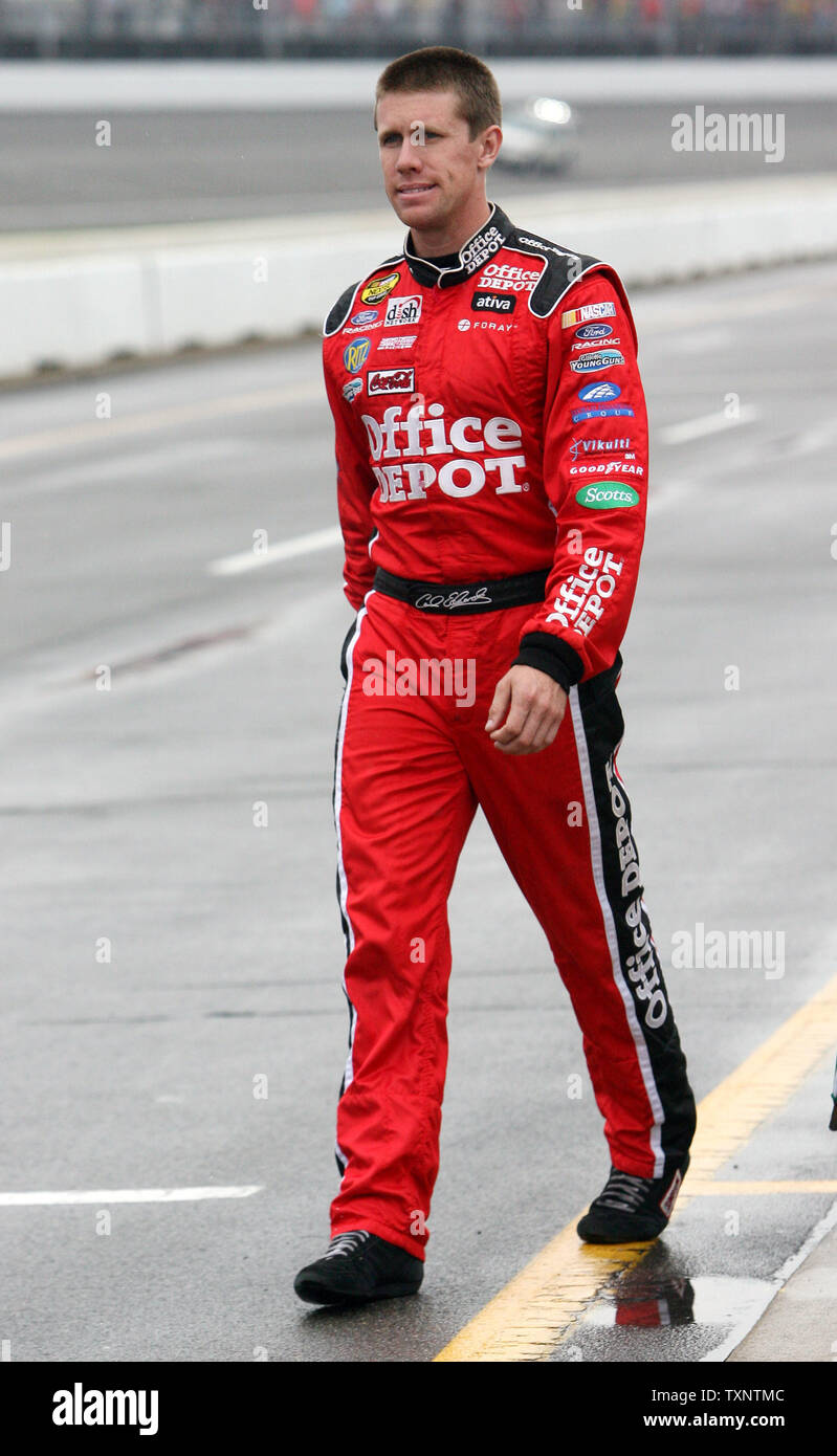 Nascar driver Carl Edwards, di Office Depot team Ford, passeggiate attraverso la pit-riga per le introduzioni di driver per 3M Performance 400 presso il Michigan International Speedway di Brooklyn, Michigan, il 19 agosto 2007. La gara è stata rinviata a causa di pioggia continua presso la pista. (UPI foto/Scott R. Galvin) Foto Stock