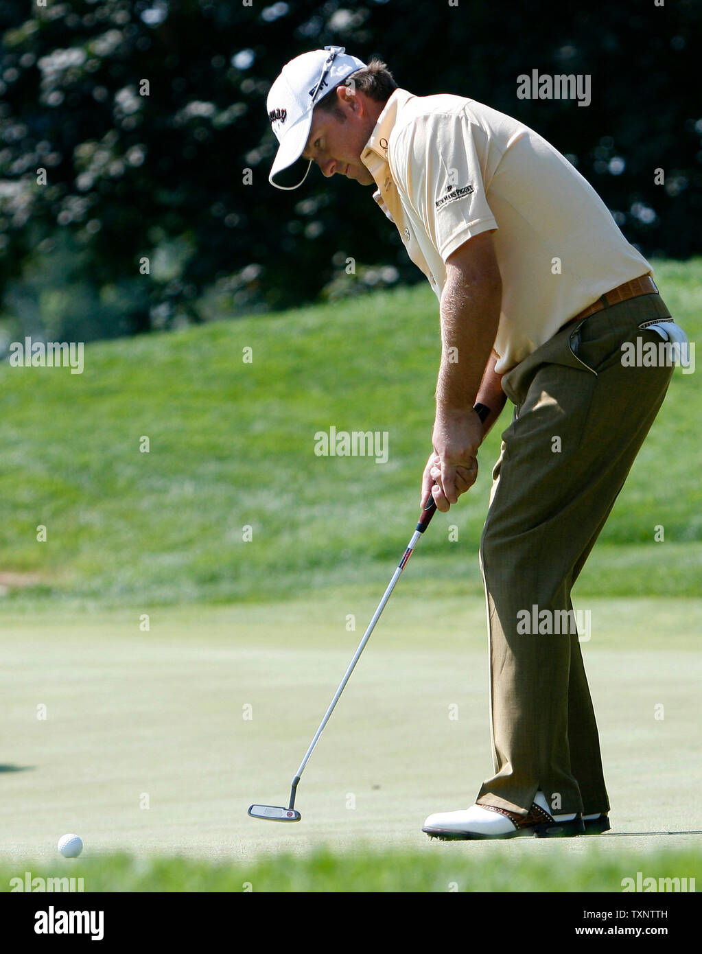 Graeme McDowell dell'Irlanda del Nord rende un putt sul nono verde durante il primo round del campionato di PGA a Oakland Hills Country Club in Bloomfield Township, Michigan il 7 agosto 2008. (UPI foto/Scott R. Galvin) Foto Stock