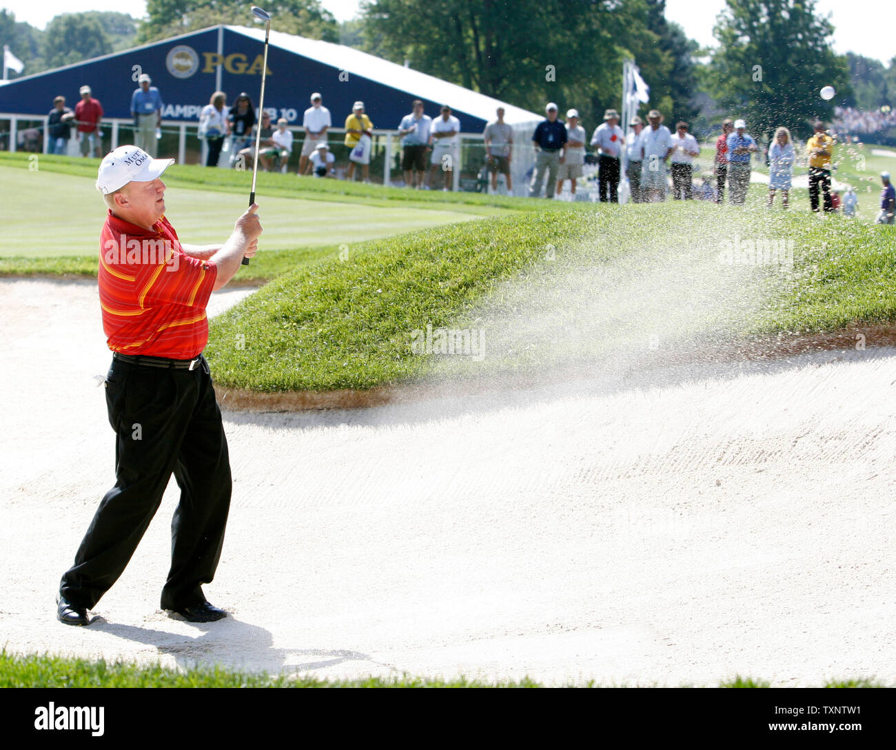 Billy Mayfair di Scottsdale, Arizona, visite al di fuori del bunker di sabbia sul nono verde durante il primo round del campionato di PGA a Oakland Hills Country Club in Bloomfield Township, Michigan il 7 agosto 2008. (UPI foto/Scott R. Galvin) Foto Stock