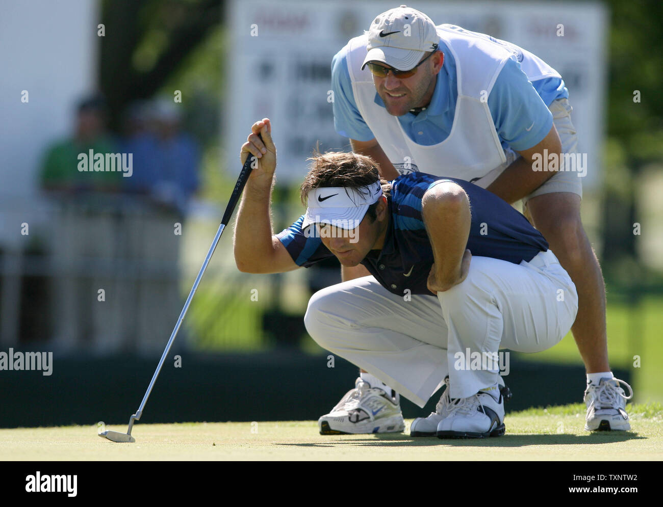 Trevor Immelman del Sud Africa con l aiuto della sua caddie controlla la linea per il suo putt sul diciottesimo verde durante il secondo round del campionato di PGA a Oakland Hills Country Club in Bloomfield Township, Michigan il 8 agosto 2008. (UPI foto/Scott R. Galvin) Foto Stock