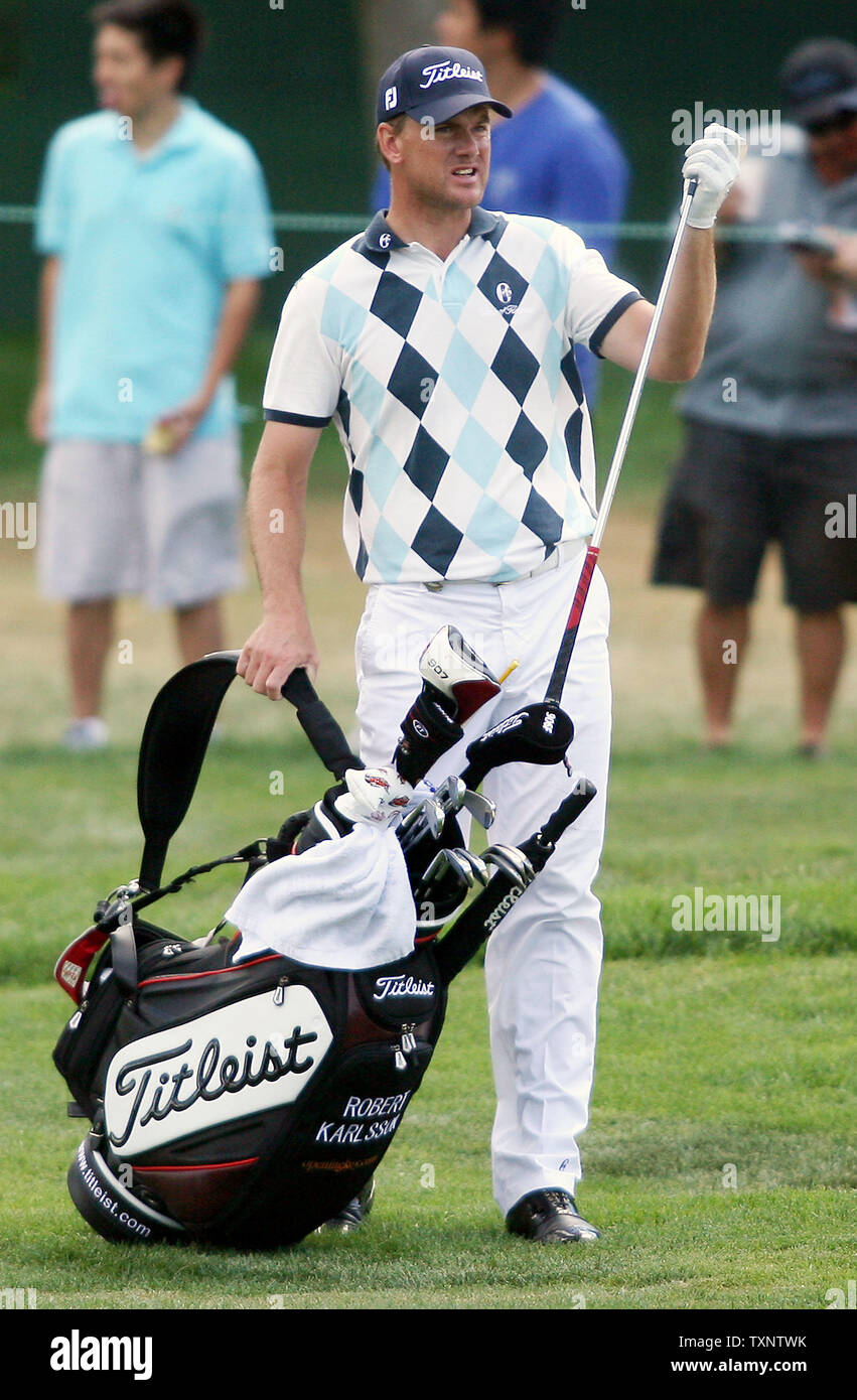 Robert Karlsson di Svezia seleziona il suo club per il suo sparato fuori da un bunker di sabbia sul diciottesimo foro durante il secondo round del campionato di PGA a Oakland Hills Country Club in Bloomfield Township, Michigan il 8 agosto 2008. (UPI foto/Scott R. Galvin) Foto Stock