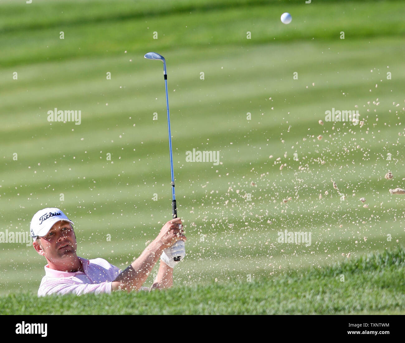 Ryan Benzel di Bothell, Washington hits fuori il bunker di sabbia sul diciottesimo verde durante il secondo round del campionato di PGA a Oakland Hills Country Club in Bloomfield Township, Michigan il 8 agosto 2008. (UPI foto/Scott R. Galvin) Foto Stock