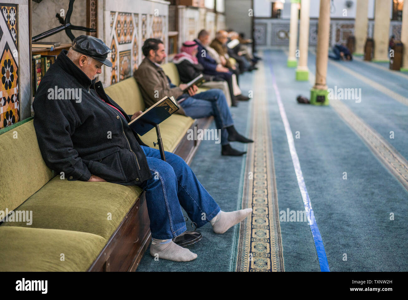 La popolazione locale nella Grande Moschea Husseini, Amman, Giordania. Foto Stock