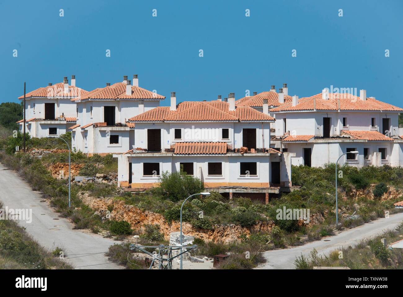 Maiorca, Baleari, Spagna. Per molti anni l'incompiuta appartement case di Playa Romantica sono lentamente decadere. Foto Stock