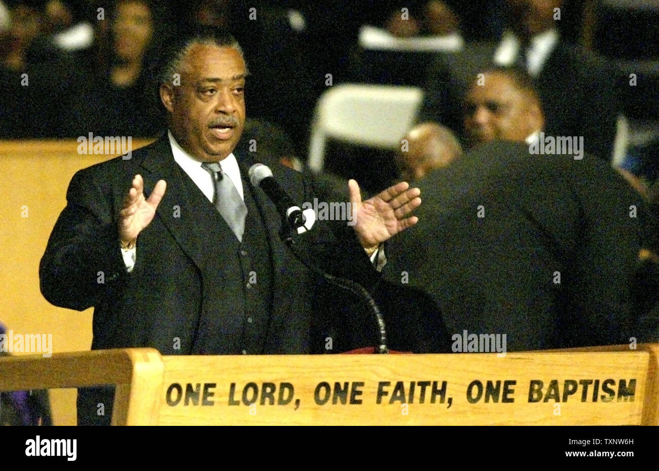 Al reverendo Sharpton parla alla folla in maggior grazia tempio durante Rosa Parks" cerimonia funebre il 2 novembre 2005 presso la maggior grazia tempio di Detroit. Parks è scomparso nella sua casa di Detroit il 24 ottobre. (UPI foto/Scott R. Galvin) Foto Stock