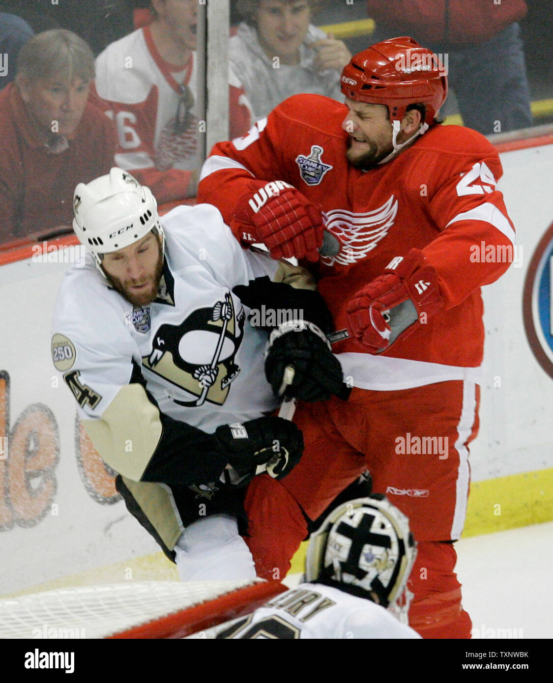 Ali rosse di Detroit defenceman Darren McCarty (R) controlla i pinguini di Pittsburgh defenceman Rob Scuderi durante il primo periodo di gioco 1 dei finali della Coppa di Stanley alla Joe Louis Arena di Detroit il 24 maggio 2008. (UPI foto/Brian Kersey) Foto Stock