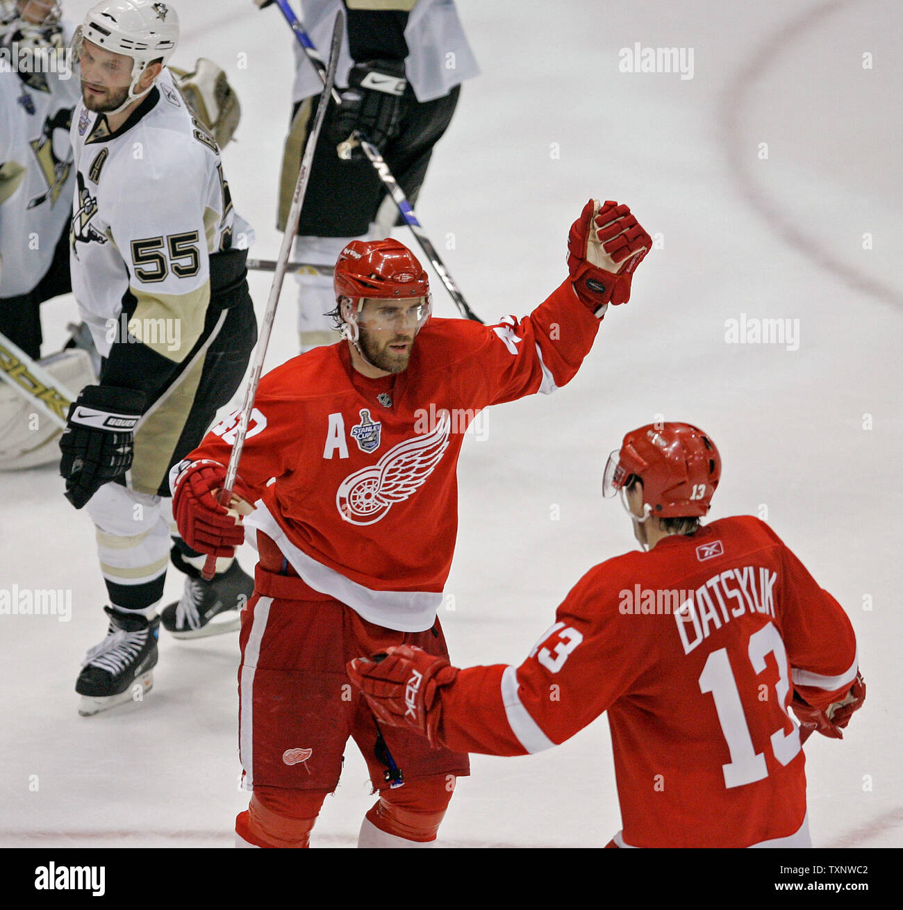Pittsburgh Penguins defenceman Sergei Gonchar (55) pattini lontano come ali rosse di Detroit' Henrik Zetterberg (C) e Pavel Datsyuk (13) celebrare Zetterberg's obiettivo durante il terzo periodo di gioco 1 dei finali della Coppa di Stanley alla Joe Louis Arena di Detroit il 24 maggio 2008. Detroit ha vinto 4-0. (UPI foto/Brian Kersey) Foto Stock