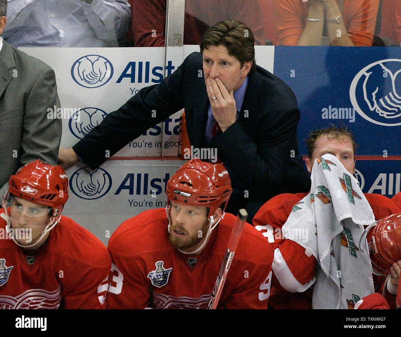 Ali rosse di Detroit capo allenatore Mike Babcock orologi l'azione dal banco durante il terzo periodo di gioco 5 dei finali della Coppa di Stanley alla Joe Louis Arena di Detroit il 2 giugno 2008. I pinguini ha vinto 4-3 in tripla le ore di lavoro straordinario. (UPI foto/Brian Kersey) Foto Stock