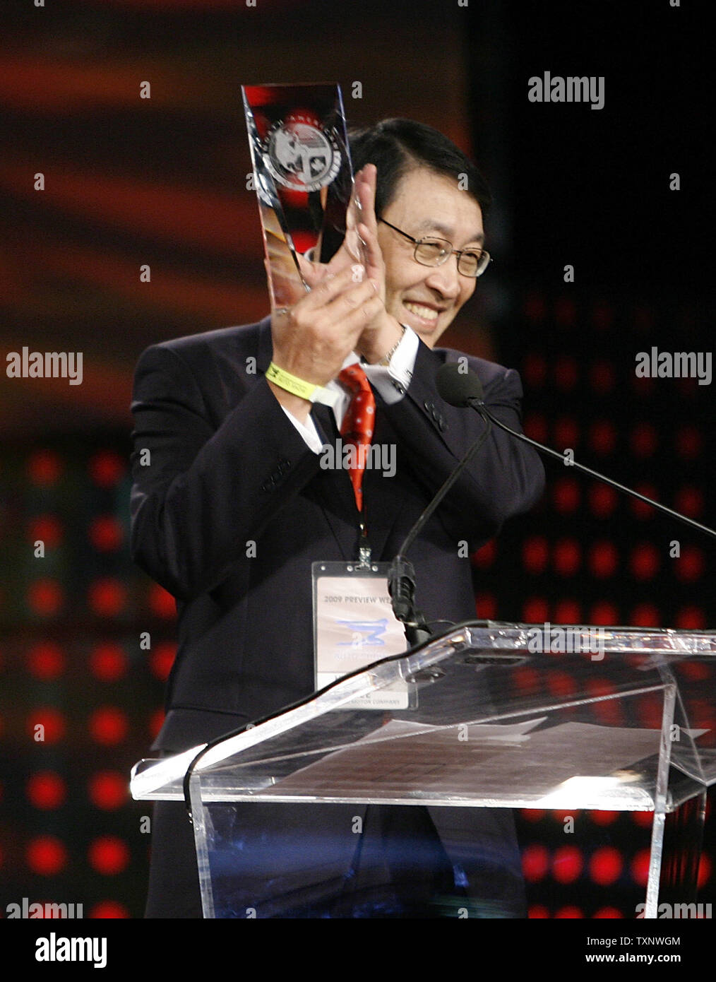 Il dottor Lee Hyun-Soon, Hyundai presidente della ricerca e sviluppo prodotto, accetta la North American Car-di-il-Year Award per la Hyundai Genesi al North American International Auto Show presso il centro di Cobo su gennaio 11, 2009 a Detroit, Michigan. (UPI foto/Brian Kersey) Foto Stock