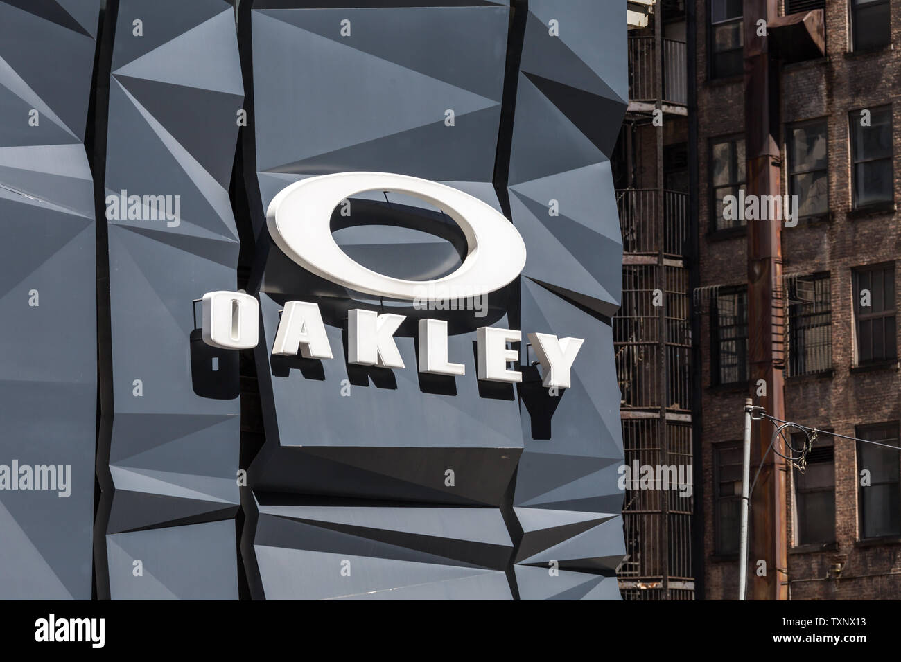 NEW YORK, Stati Uniti d'America - 15 Maggio 2019: logo Oakley segno sulla parete sopra store in Manhattan. Oakley progetta, sviluppa e produce prestazioni sportive Foto Stock