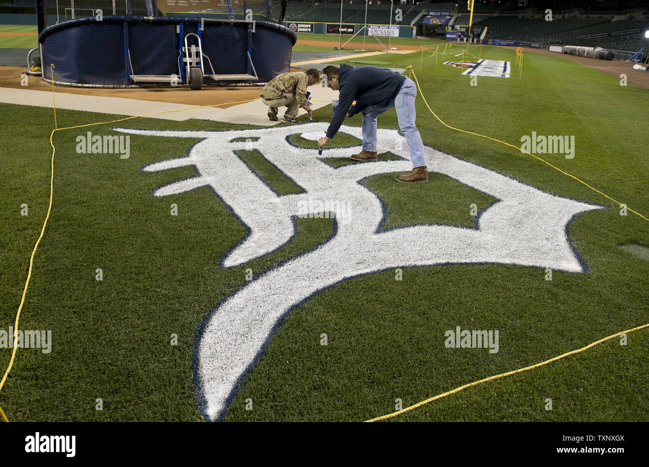 I membri dei Detroit Tigers motivi equipaggio viene aggiornata in parte del campo prima di gioco 3 della serie mondiale tra i Detroit Tigers e i San Francisco Giants al Comerica Park di Detroit il 26 ottobre 2012. I Giganti e portare la serie 2-0. UPI/Kevin Dietsch Foto Stock