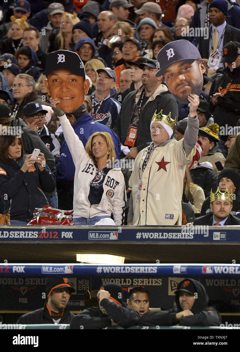 Detroit Tigers fan tenere le foto delle stelle Miguel Cabrera (L) e Prince Fielder durante il gioco 3 della serie mondiale contro i San Francisco Giants al Comerica Park il 27 ottobre 2012 a Detroit. UPI/Kevin Dietsch Foto Stock