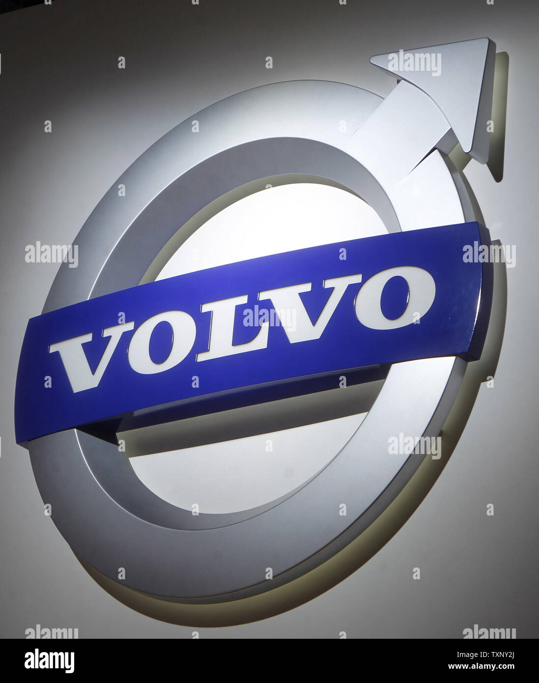 I motori Volvo il logo è visualizzato durante il 2013 North American International Auto Show al Cobo Center di Detroit, 15 gennaio 2013. UPI/Mark Cowan Foto Stock