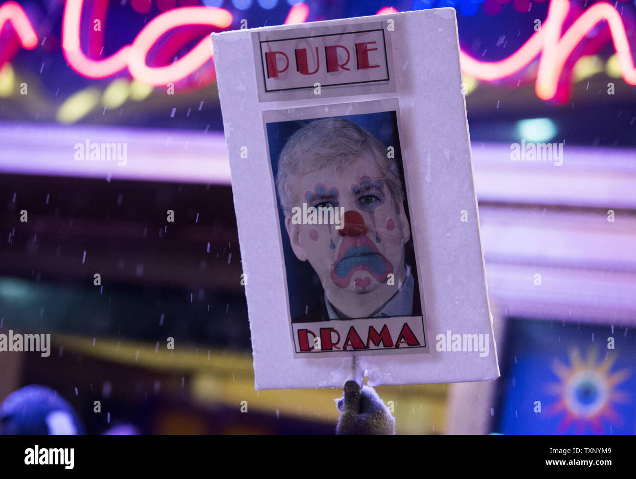 Un segno raffigurante il Michigan governatore Rick Snyder è visualizzato come manifestanti raccogliere al di fuori del Teatro Fox prima al repubblicano dibattito presidenziale, a Detroit, Michigan, 3 marzo 2016. Foto di Molly Riley/UPI Foto Stock