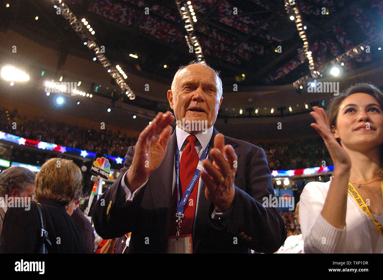 Ex Senatore John Glenn (D-OHIO) aplauds dopo l'inno nazionale sul pavimento del Fleet Center il giorno due della Convenzione Nazionale Democratica di Boston il 27 luglio 2004. (UPI foto/Greg Whitesell) Foto Stock