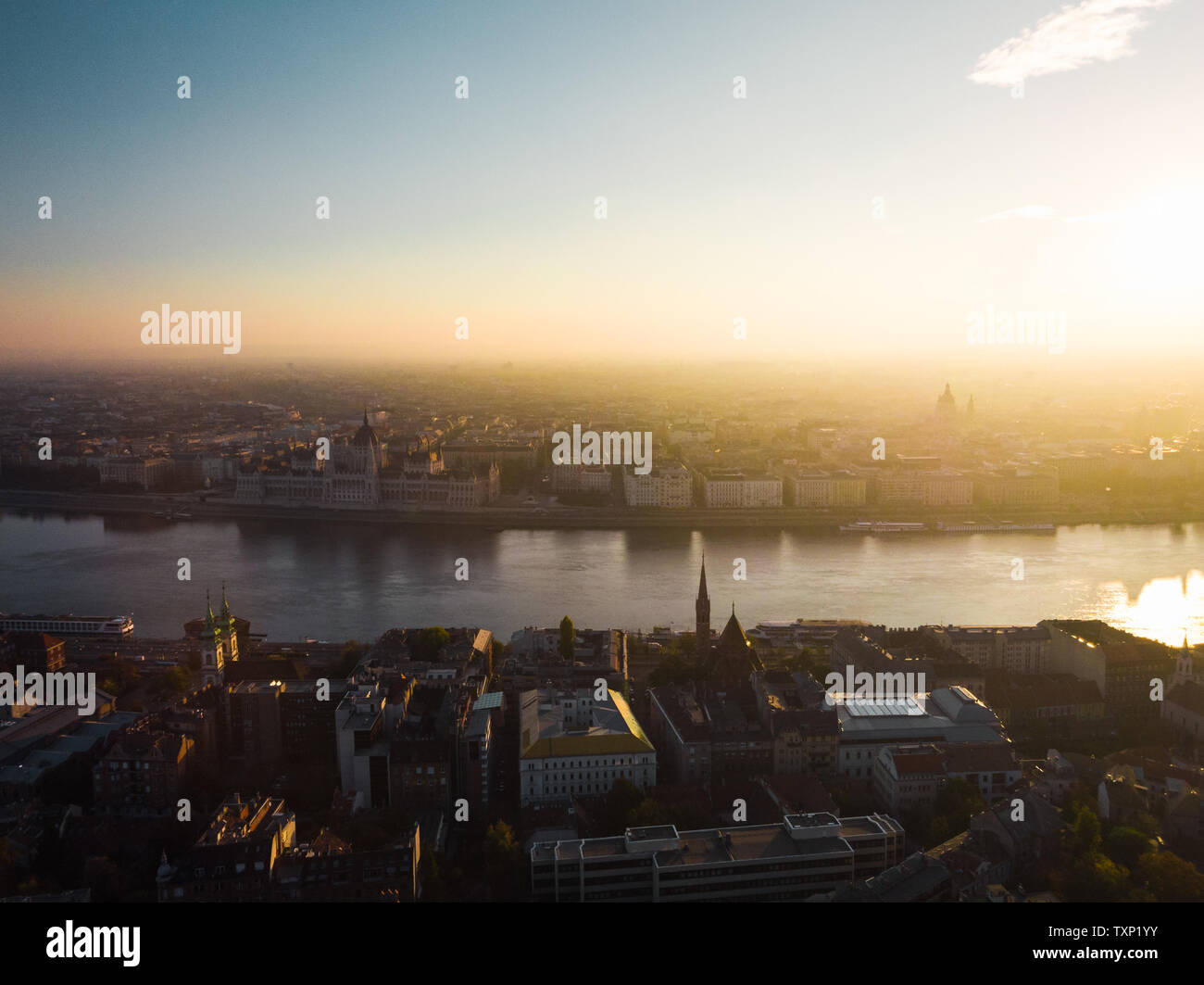 Vista aerea del parlamento ungherese edificio a Budapest dal di sopra con il fiume Danubio e accanto a St-Stephans-Basilika durante il Sunrise (Budapest) Foto Stock