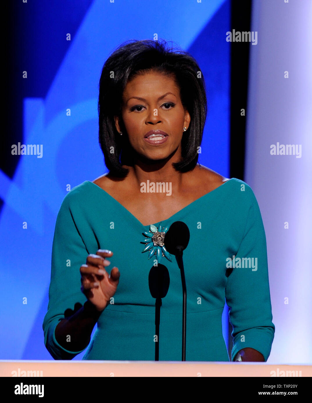 Michelle Obama, la moglie del presunto candidato presidenziale democratico Sen. Barack Obama (D-il), e offre commento durante la prima notte della Convenzione Nazionale Democratica in il Pepsi Center di Denver il 25 agosto 2008. (UPI foto/Kevin Dietsch) Foto Stock
