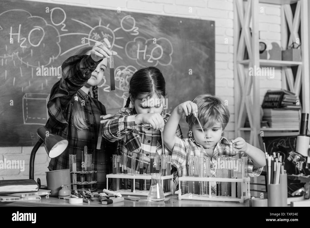 Gli alunni della classe chimica. torna a scuola. Il concetto educativo. felici i bambini. I bambini gli scienziati effettuare esperimenti in laboratorio. Scuola laboratorio di chimica. La condivisione di pensieri. Foto Stock