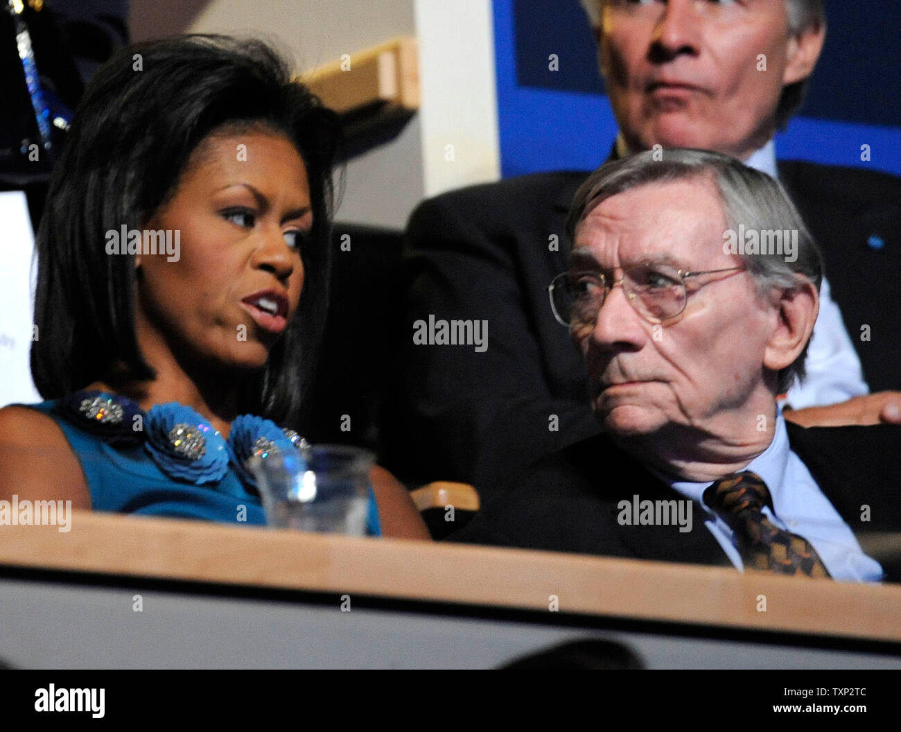 Michelle Obama, la moglie del candidato presidenziale democratico Barack Obama parla di Barack Obamas zio Charlie Palmer durante il terzo giorno della Convenzione Nazionale Democratica presso il Pepsi Center di Denver il 27 agosto 2008. (UPI foto/Kevin Dietsch) Foto Stock