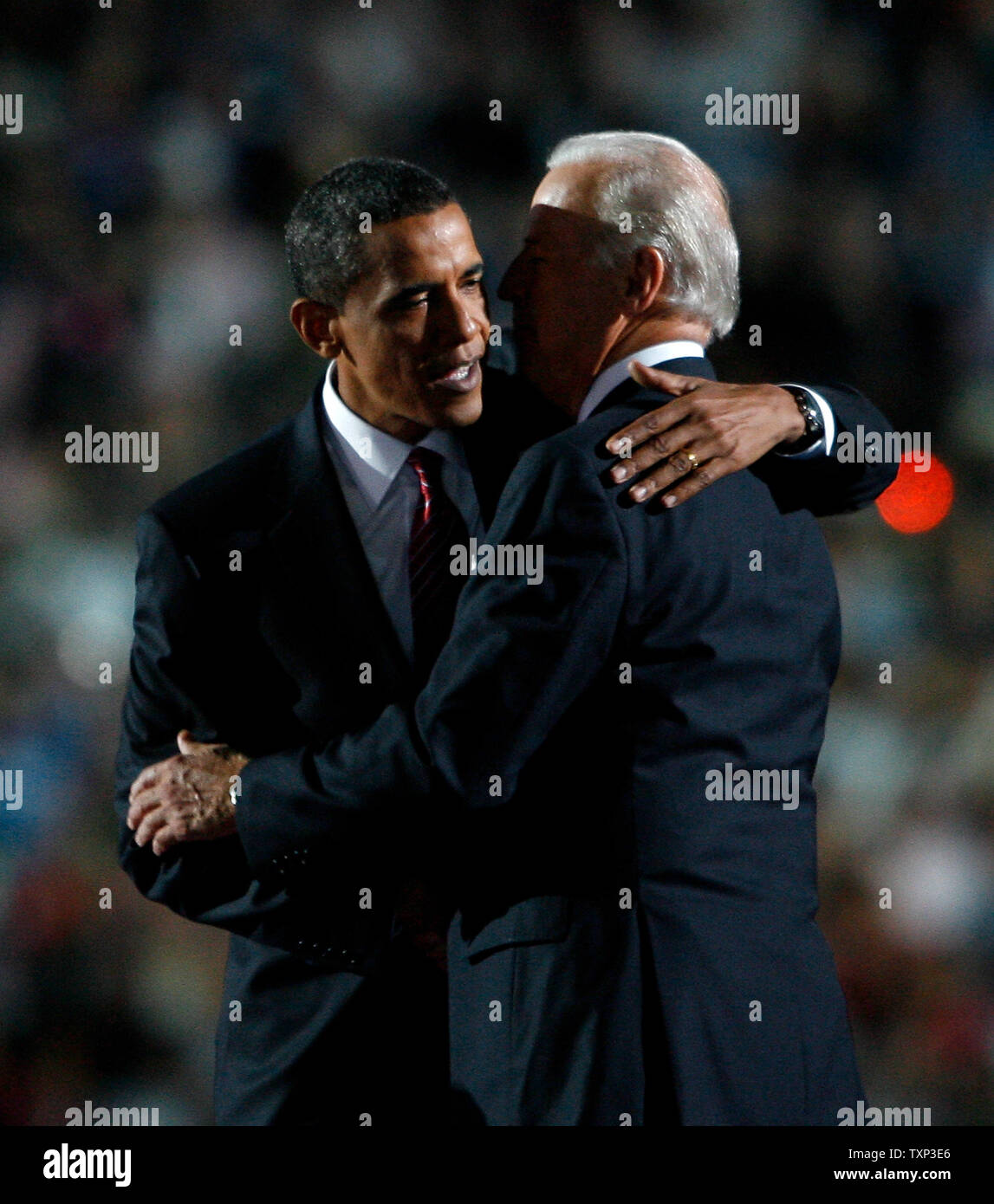 Candidato presidenziale democratico Sen. Barack Obama (D-il), (L) abbraccia il suo compagno di corsa Sen. Joe Biden (D-DE) dopo aver consegnato il suo discorso di accettazione del 2008 a Convenzione Nazionale Democratica a Invesco Field a Denver in Colorado Il 28 agosto 2008. (UPI foto/Brian Kersey) Foto Stock