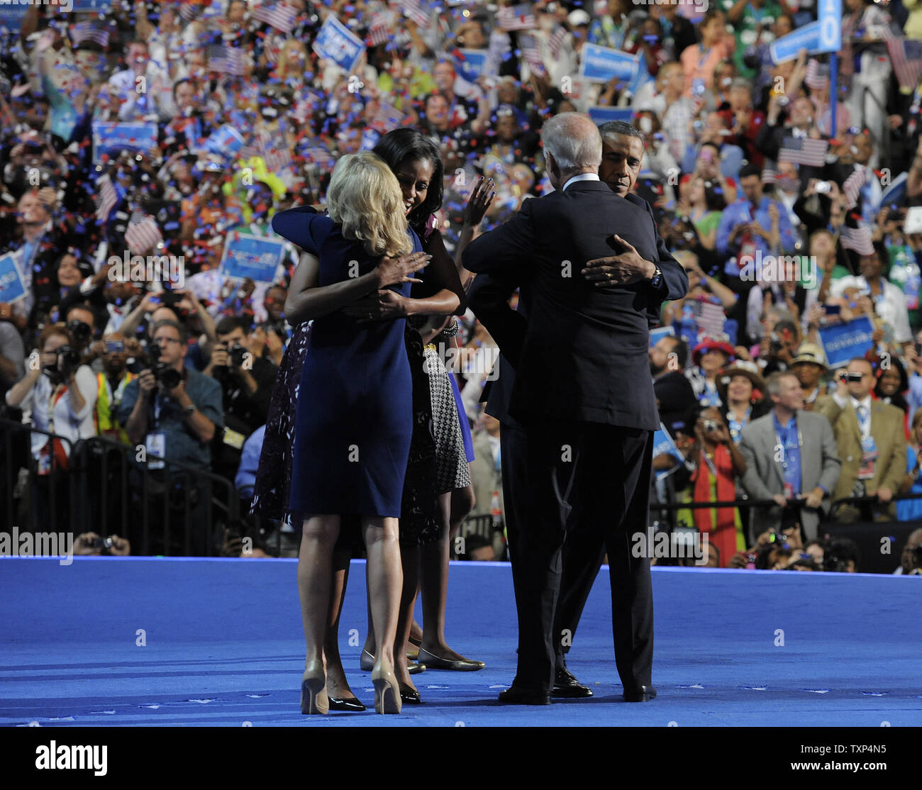 Il presidente Barack Obama e la First Lady Michelle Obama abbraccio Vice presidente Joe Biden e il dottor Jill Biden dopo obama discorso di accettazione durante il 2012 Convenzione Nazionale Democratica al Time Warner Cable Arena di Charlotte, Carolina del Nord il 6 settembre 2012. UPI/Mike Theiler Foto Stock