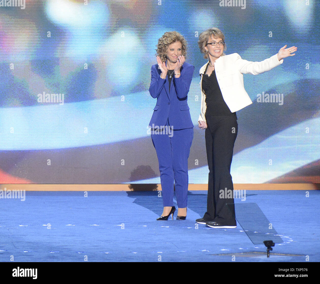 Gabrielle Giffords (R) appare con Debbie Wasserman Schultz per condurre giuramento di fedeltà al 2012 Convenzione Nazionale Democratica al Time Warner Cable Arena di Charlotte, Carolina del Nord il 6 settembre 2012. UPI/Kevin Dietsch Foto Stock