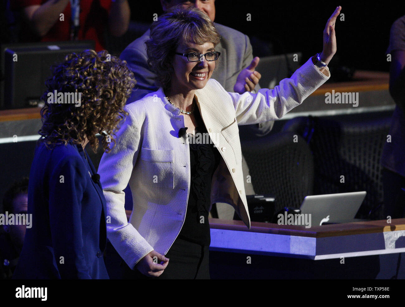 Ex Rep. Gabrielle Giffords (D-AZ) recita il giuramento di fedeltà al fianco di 2012 presidente del comitato nazionale Democratic sost. Debbie Wasserman Schultz durante il 2012 Convenzione Nazionale Democratica al Time Warner Cable Arena di Charlotte, Carolina del Nord il 6 settembre 2012. UPI/nellâ Redmond Foto Stock