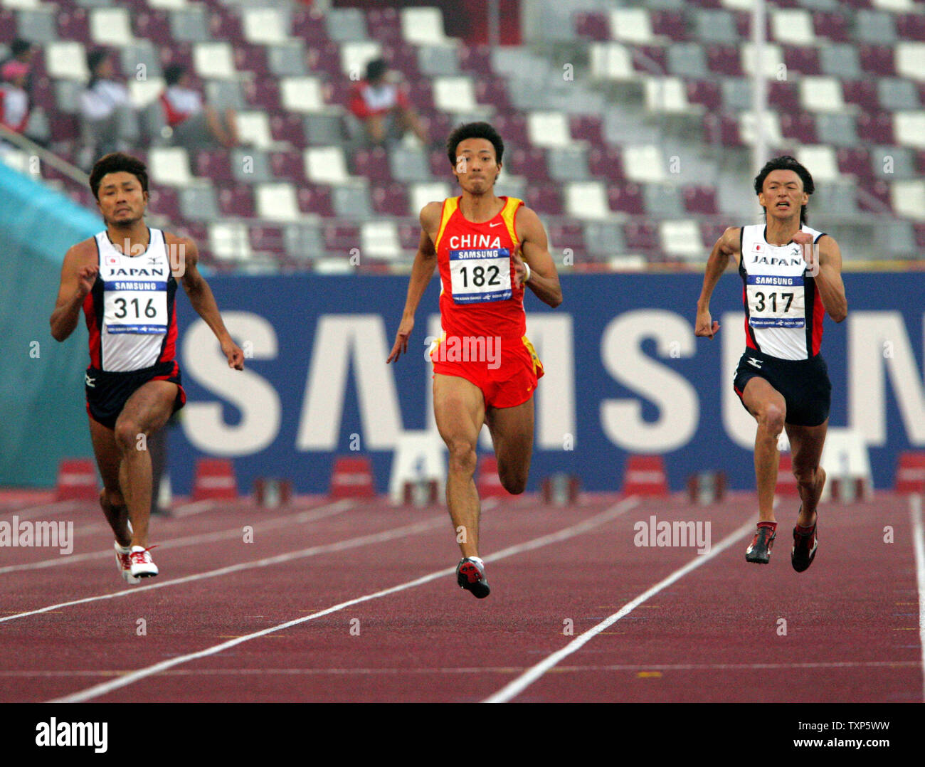 Il Giappone Shingo Suetsugu (sinistra) vince la medaglia d'oro negli uomini 200 metri alla XV Giochi Asiatici a Doha in Qatar, lunedì 11 dicembre, 2006. Della Cina di Yaozu Yang (centro) vince la medaglia d argento e il Giappone Shinji Takahira (destra) vince la medaglia di bronzo. Tredici mille atleti da 39 paesi sono in competizione in 45 eventi sportivi nel corso di due settimane. I giochi si concluderà il 15 dicembre. (UPI foto/Norbert Schiller) Foto Stock