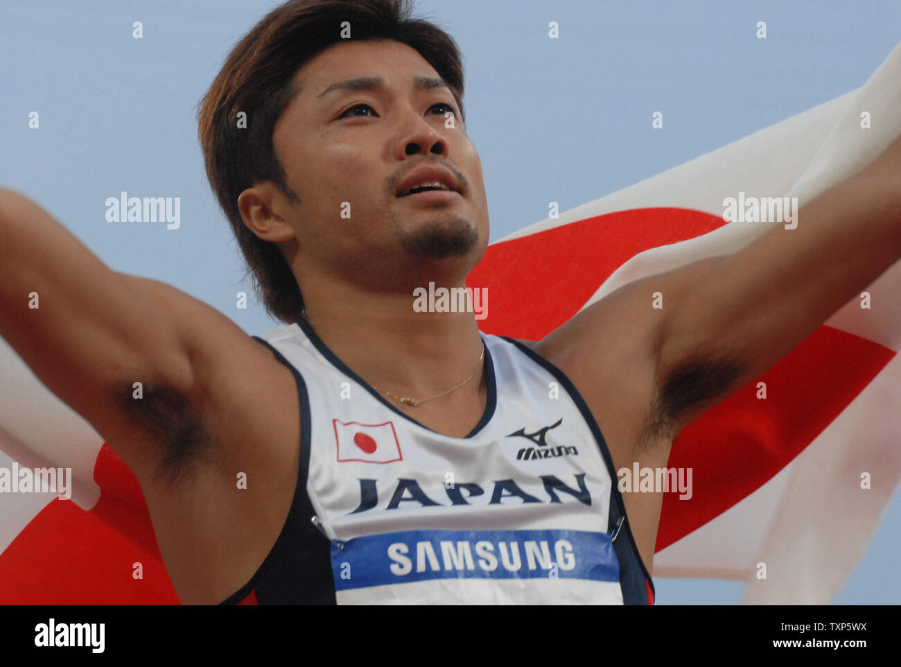 Il Giappone Shingo Suetsugu vince la medaglia d'oro negli uomini 200 metri alla XV Giochi Asiatici a Doha in Qatar, lunedì 11 dicembre, 2006. Della Cina di Yaozu Yang vince la medaglia d argento e il Giappone Shinji Takahira vince la medaglia di bronzo. Tredici mille atleti da 39 paesi sono in competizione in 45 eventi sportivi nel corso di due settimane. I giochi si concluderà il 15 dicembre. (UPI foto/Norbert Schiller) Foto Stock