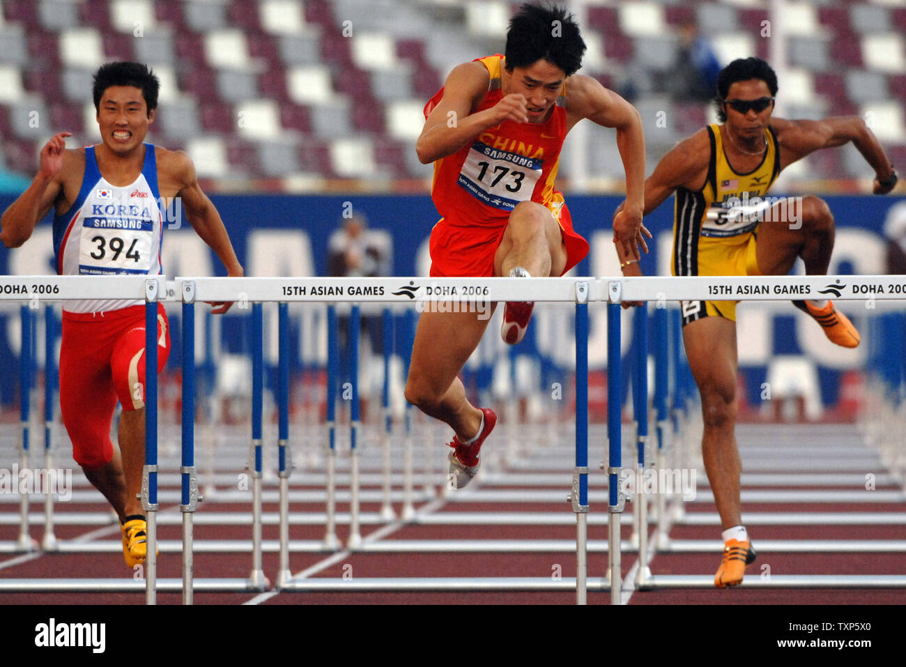 La Cina del detentore del record mondiale di Liu Xiang (C) vince la medaglia d'oro negli uomini 110 metri a ostacoli alla XV Giochi Asiatici in Qatar Doha il 12 dicembre 2006. (UPI foto/Norbert Schiller) Foto Stock