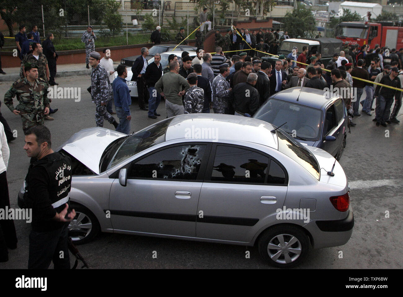 Il bullet riddled auto di anti-uomo politico siriano libanese e il ministro del Commercio, Pierre Gemayel, età 34, che è stato assassinato dalla pistola sparato ferite andando a casa dal lavoro, a nord di Beirut, il 21 novembre 2006. Gemayel è il quinto anti-siriano uccisi negli ultimi due anni. Gemayel proviene da una famiglia di eminenti uomini politici libanesi. Suo padre Amin servito come Presidente dal 1982 al 1988. Amin divenne presidente dopo il suo fastidio Bashir è stato assassinato giorni prima di assumere la carica di presidente. Suo nonno, il compianto Pierre Gemayel, fondò il partito Phlange, il più grande milizia cristiana dur Foto Stock