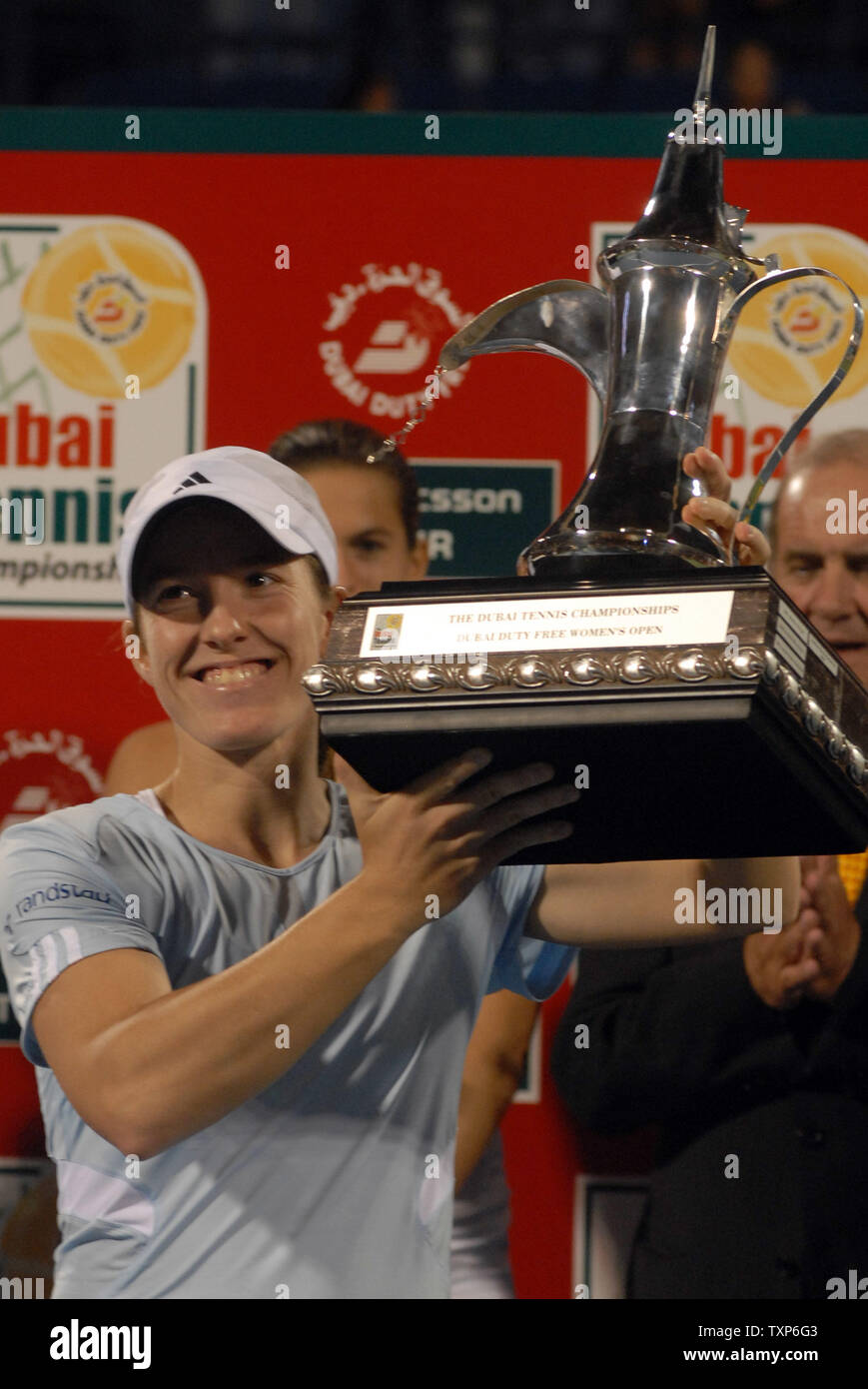 Il Belgio di Justine Henin mantiene il suo trofeo dopo la sconfitta della Francia è Amelie Mauresmo in finale del Dubai Duty Free di tennis femminile aperto il 24 febbraio 2007. Henin ha vinto la partita 6-4 7-5. (UPI foto/Norbert Schiller) Foto Stock