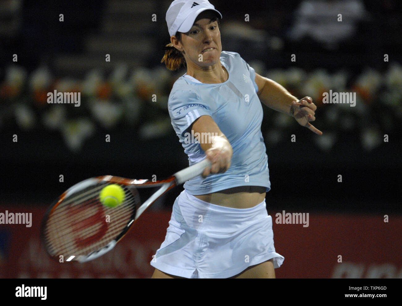 Il Belgio di Justine Henin restituisce una sfera dal suo avversario la Francia di Amelie Mauresmo in finale del Dubai Duty Free di tennis femminile aperto il 24 febbraio 2007. Henin ha vinto la partita e il torneo 6-4 7-5. (UPI foto/Norbert Schiller) Foto Stock