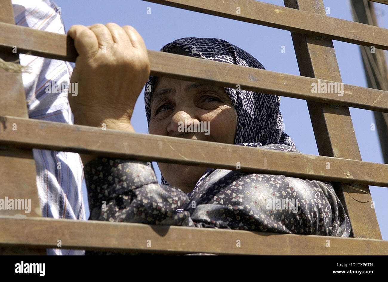 I rifugiati palestinesi che hanno abbandonato il campo assediata di Nahr al-Bared vicino a Tripoli in Libano del nord, arrivano alla sicurezza il 24 maggio 2007. Combattimenti tra soldati libanesi e militanti islamici ripresa giovedì sera nel e intorno al campo palestinese. UPI (foto) Foto Stock