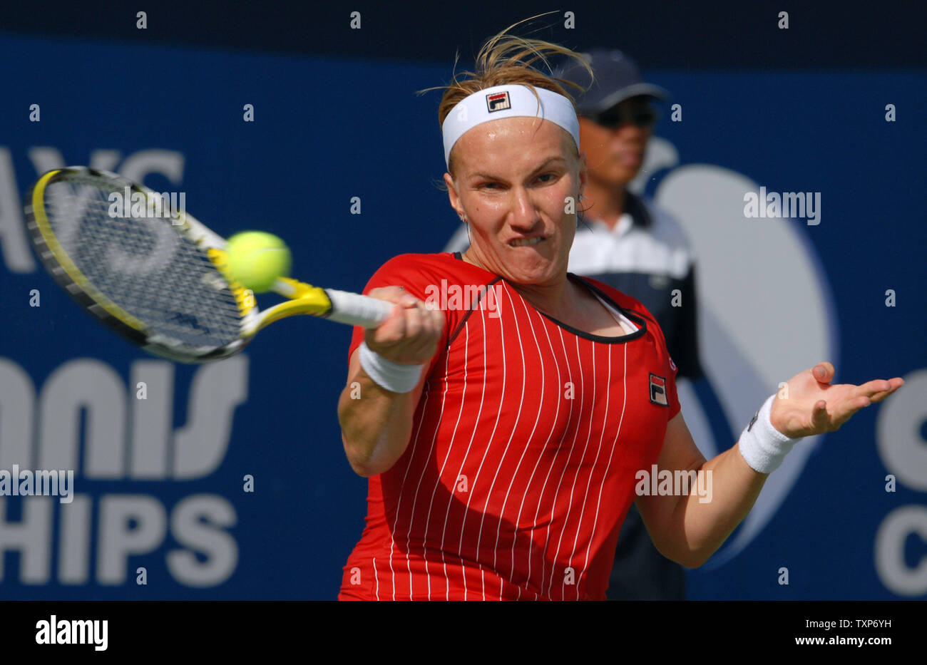 Il mondo numero due, Svetlana Kuznetsova, dalla Russia, restituisce la sfera dal suo avversario, Jelena Jankovic, il mondo in numero di quattro, dalla Serbia, durante le semifinali del Dubai Tennis Championships venerdì 29 febbraio 2008. (UPI foto/Norbert Schiller) Foto Stock