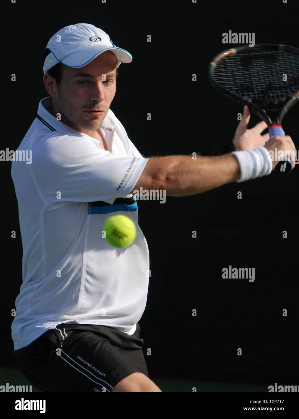 Olivier Rochus dal Belgio restituisce una palla dalla Spagna di David Ferrer durante il Dubai Tennis Championships mercoledì 5 marzo 2008. (UPI foto/Norbert Schiller) Foto Stock