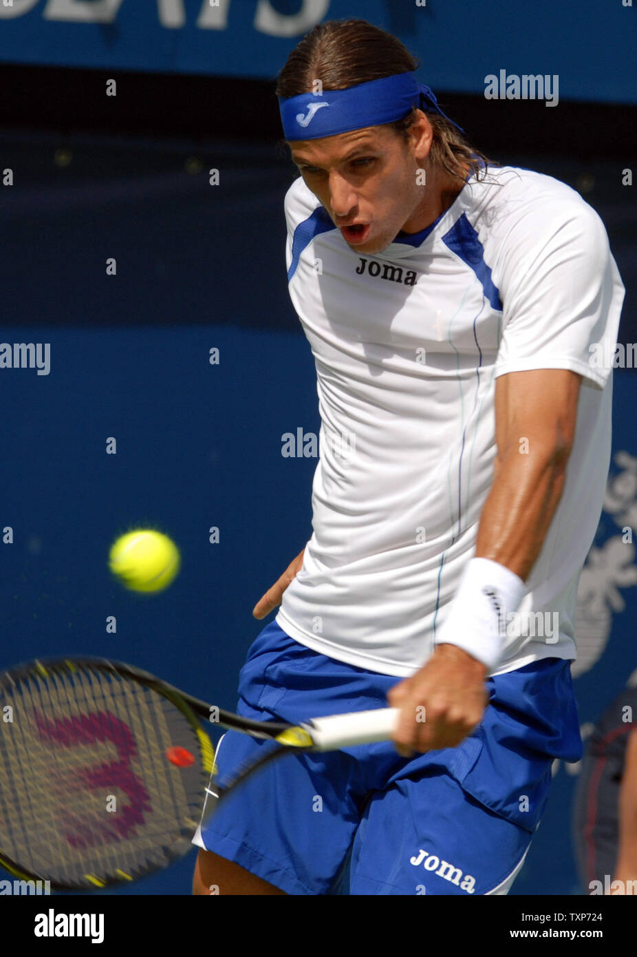 Feliciano Lopez dalla Spagna restituisce la palla da tutto il mondo sono in numero di quattro, Spagna David Ferrer durante i quarti di finale della Dubai Tennis Championships giovedì 6 marzo 2008. Lopez ha vinto la partita 6-3 6-4.(UPI foto/Norbert Schiller) Foto Stock