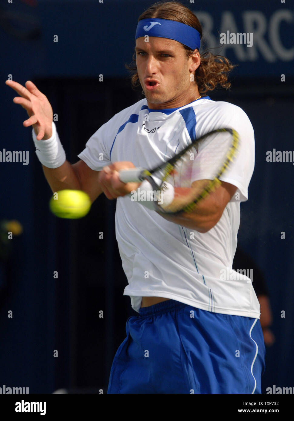 Spagna Feliciano Lopez restituisce la sfera al mondo in numero di cinque, il russo Nikolay Davydenko durante le semifinali del Dubai Tennis Championships venerdì 7 marzo 2008. Lopez ha vinto la partita 4-6 6-4 7-5. (UPI foto/Norbert Schiller) Foto Stock