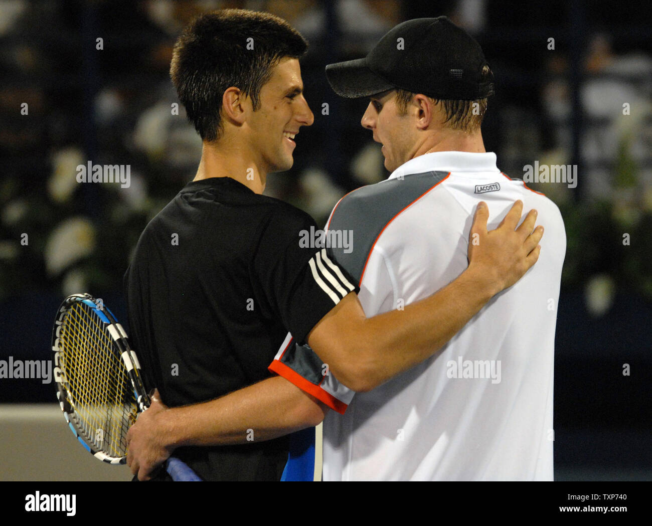 Andy Roddick (L), degli Stati Uniti, abbraccia la Serbia il Novack Djokovic dopo Roddick la vittoria nella semifinale del Dubai Tennis Championships il 7 marzo 2008. Roddick ha vinto la partita 7-6, 6-3. (UPI foto/Norbert Schiller) Foto Stock