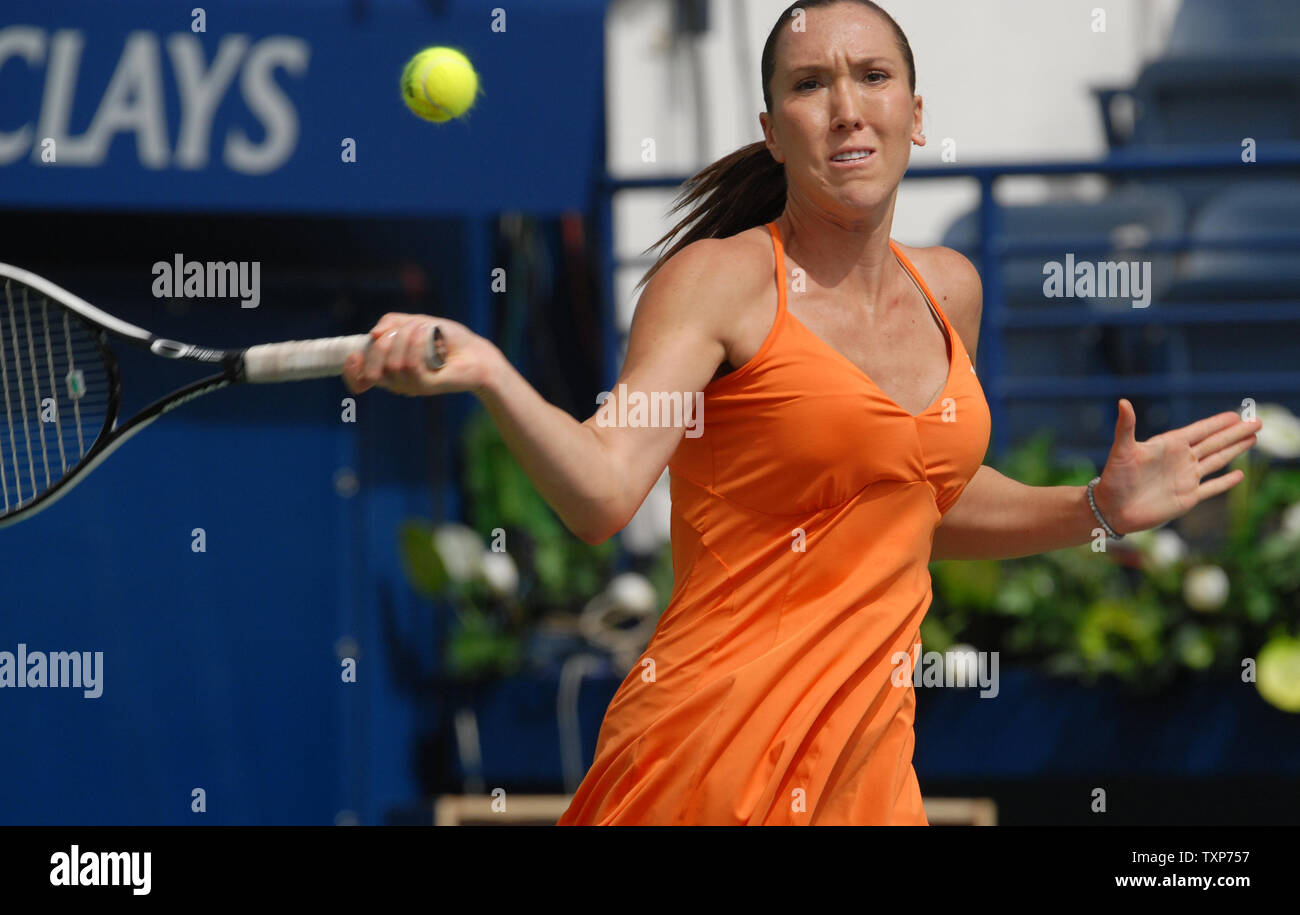 Il terzo giocatore seduto Jelena Jankovic dalla Serbia restituisce la sfera dal suo avversario Monica Niculescu dalla Romania al terzo giorno del Dubai Tennis campionati, martedì 17 febbraio, 2009. Jankovic ha vinto la partita 6-3, 62. (UPI foto/Norbert Schiller) Foto Stock